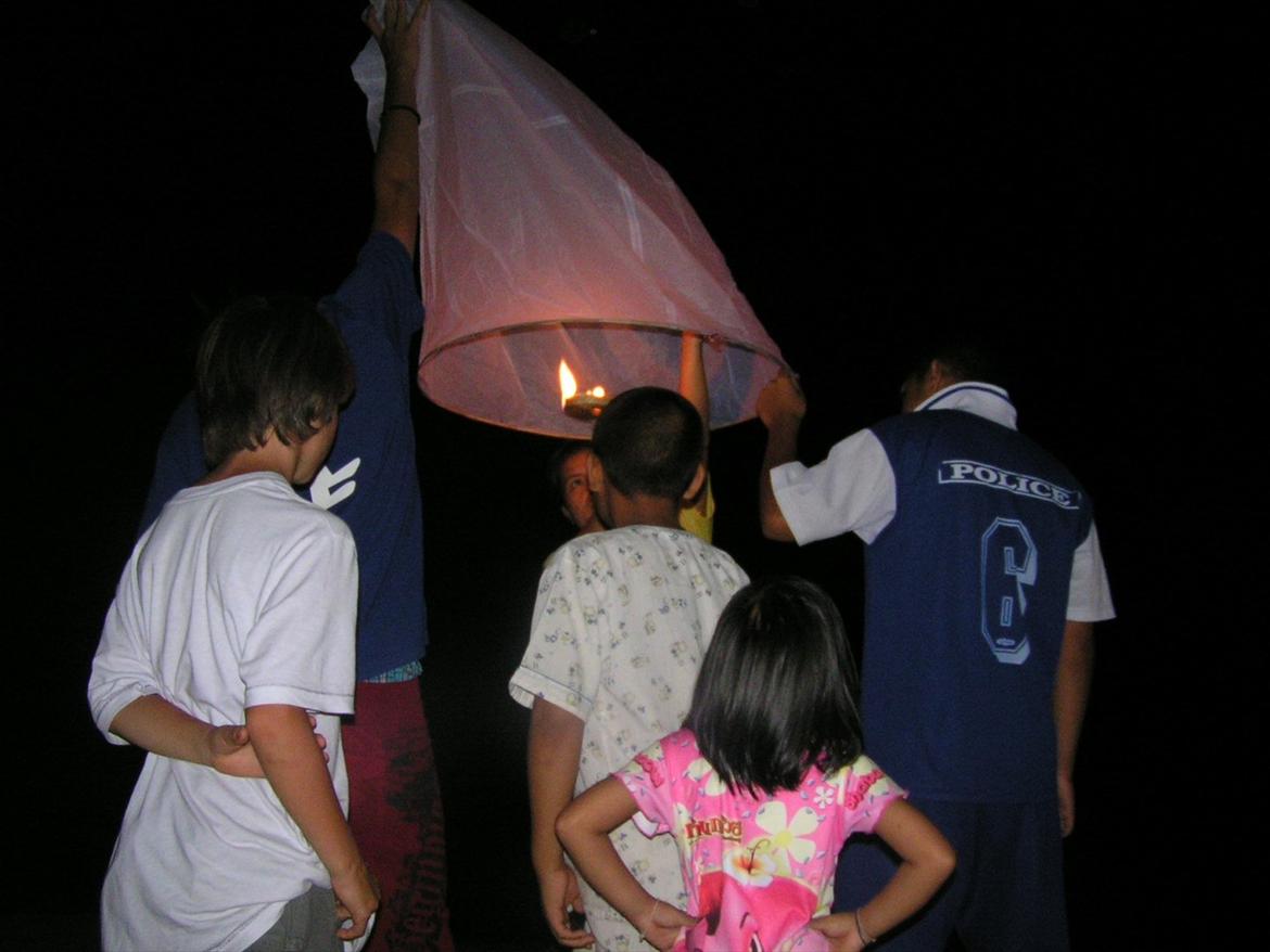 Thailand rundt på MC  - De sædvanlige luftballonger  billede 48