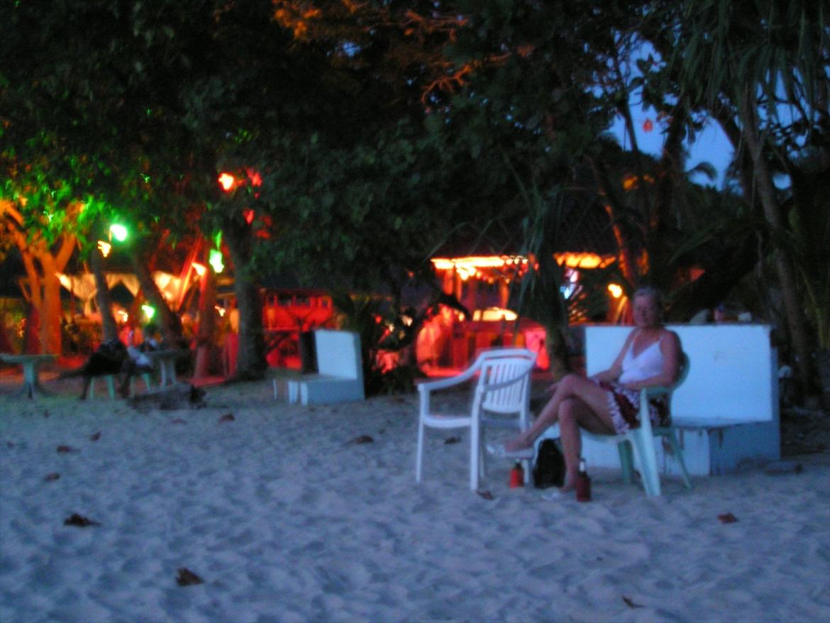 Thailand rundt på MC  - Et Træ lidt lys og nogen øl , så har du en strand bar  billede 53