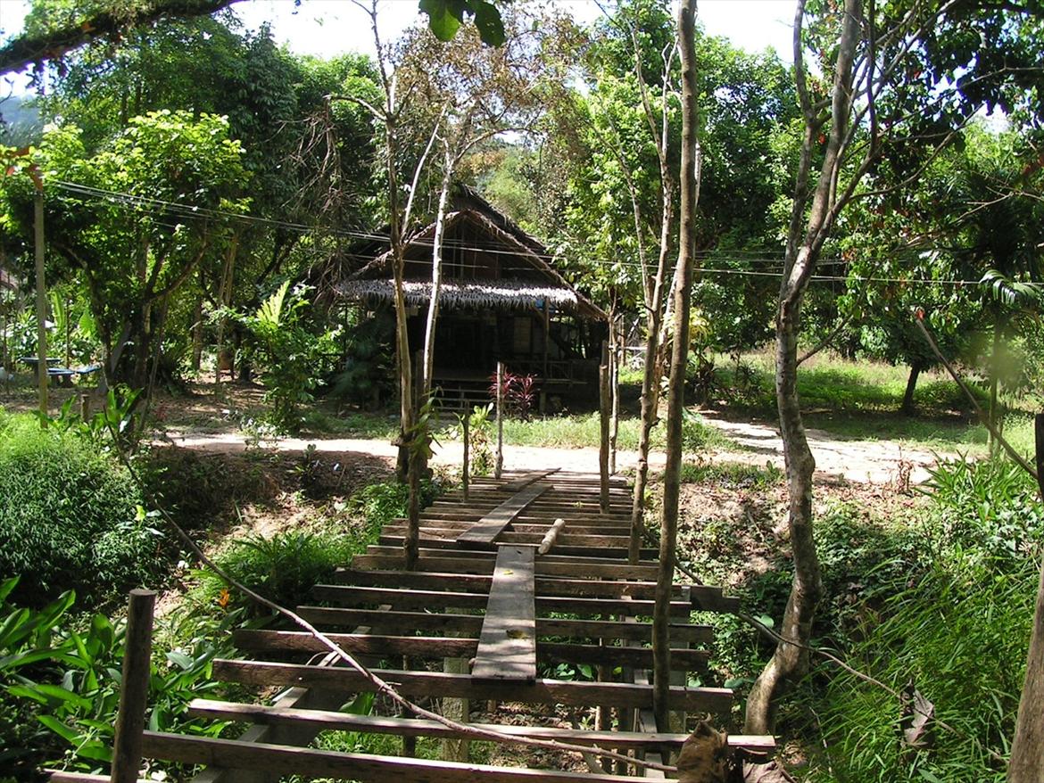 Thailand rundt på MC  - Gå ikke fuld hjem, når du har været over på Relax bar om aftene, de lokale vil dog gerne bære dig over, kikkede dog på mine 100 kg og mente jeg selv lige skulle hjælpe til  billede 60