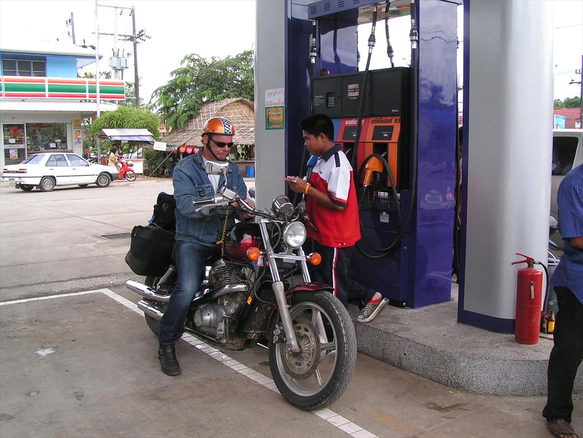 Thailand rundt på MC  - tankstationer er der masser af og altid med betjenning en litter koster ca 35 bath = 5.5 kr  billede 77