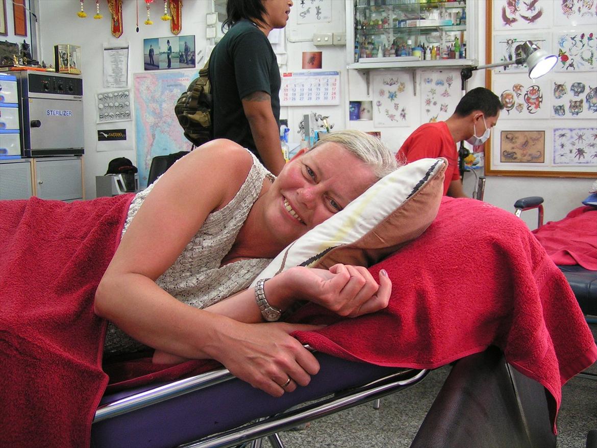 Thailand rundt på MC  - Ja som alle andre, vil mine kone også have en lille Tus, vi fandt en fin fyr, som havde en klinisk ren butik, og var absolut ike i den billige ende, men lavede om på hans eget foreslag flere gange efter min kones første oplæg, Må siges der var godt styr på sagerne  billede 88