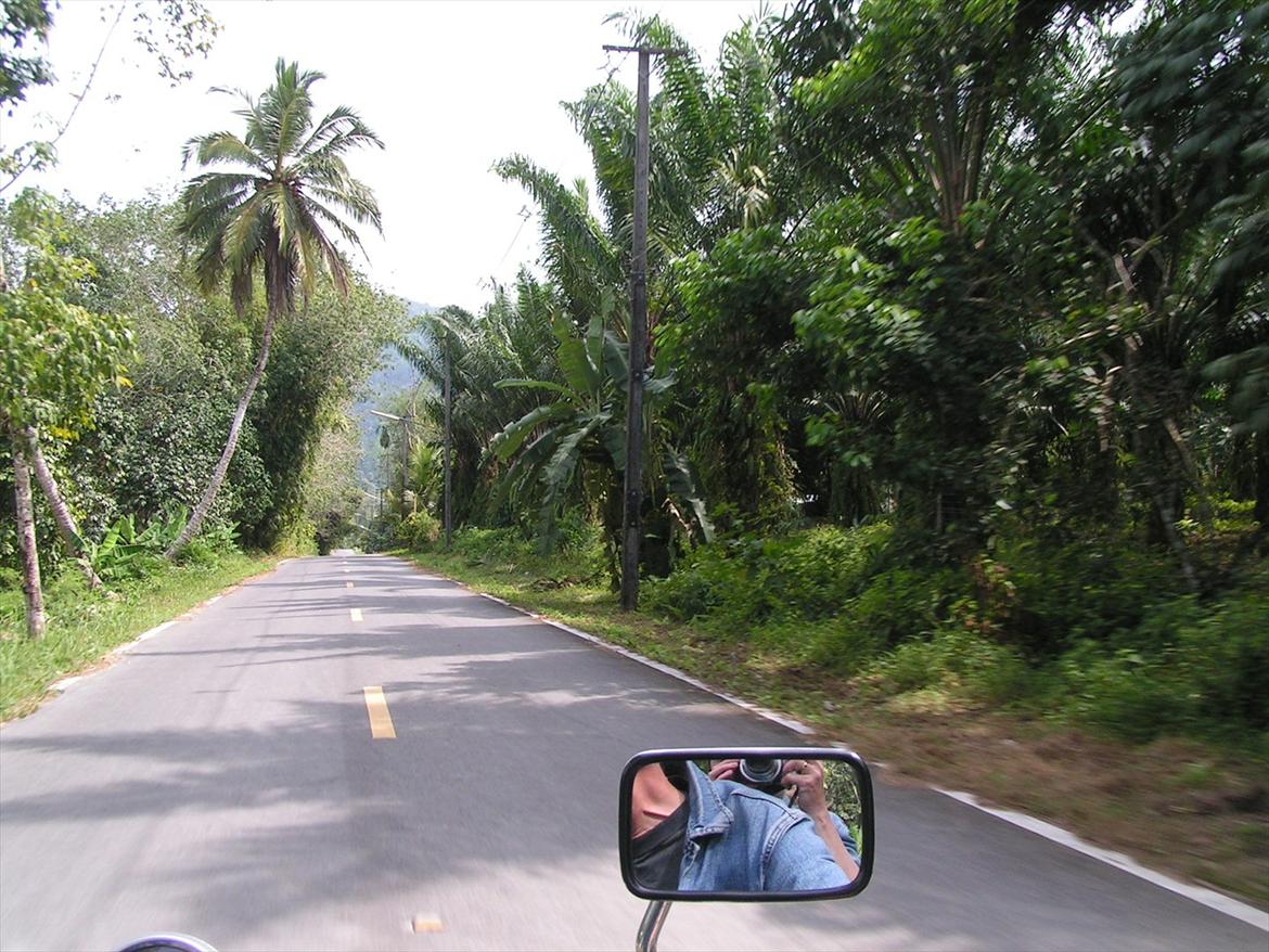 Thailand rundt på MC  - Typisk vej på landet , nem og ligetil  billede 99