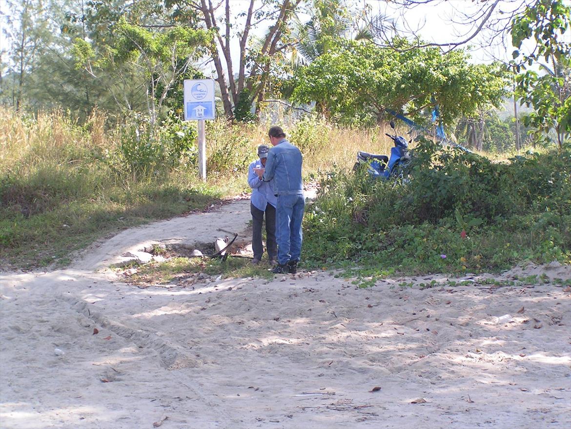 Thailand rundt på MC  - En lokal Fisker jeg lige får en sludder med om et eller andet,  billede 118
