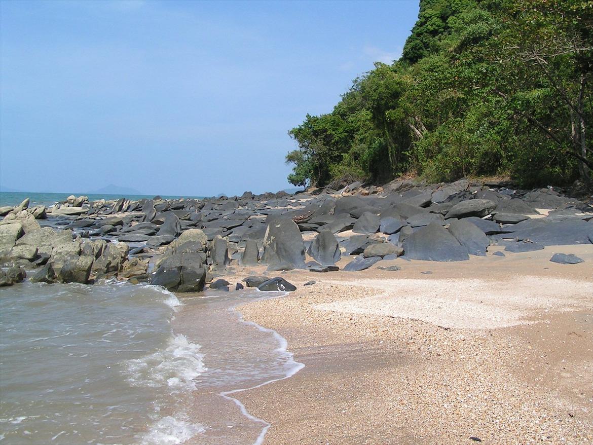 Thailand rundt på MC  - Hvad faen stranden er gået i stykker, mystisk landskab det er helt sorte klipper der bare startede på en gang efter 25 km fri sand strand billede 125