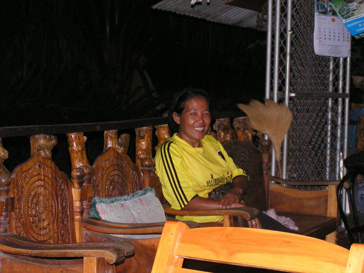 Thailand rundt på MC  - Hyttemor som sad i baggrunden og smillede af os  billede 130