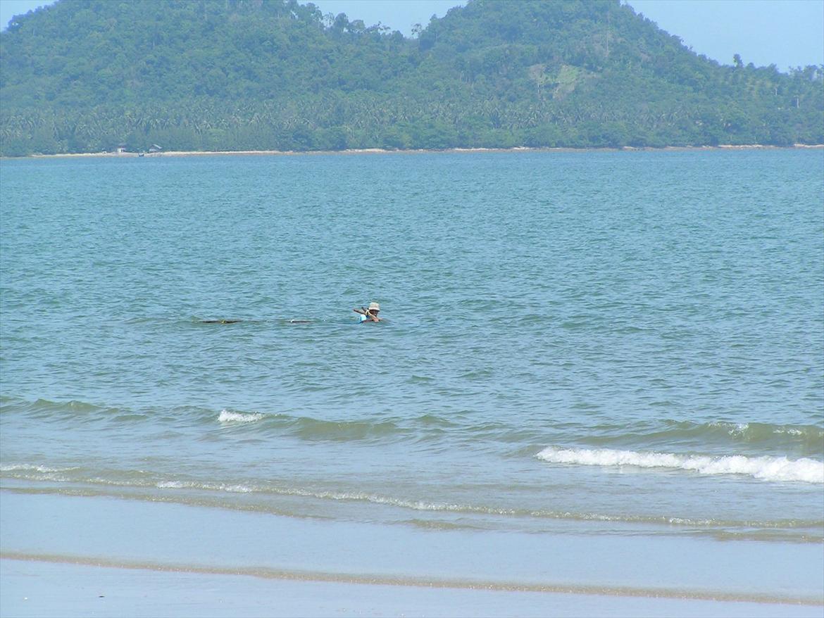 Thailand rundt på MC  - Fisker der er ude at sætte garn, på den måde rendt han rundt i 2-3 timer i vand til halsen  billede 135