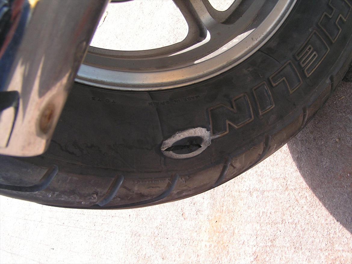 Thailand rundt på MC  - PIS PIS PIS bagdækket ødelagt på en offroad tur, sad fast i en landsby i 3 dage og ventede på et nyt dæk skulle komme fra Bangkok, Thaier viste sig fra sin bedste side, de havde fat i den lange ende, og Falang måtte betale, og tro mig de tog ved  billede 141