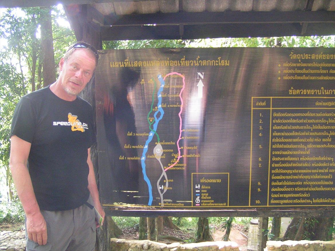 Thailand rundt på MC  - jeg orker sku ikke de her skilte, nu får vi måske igen bøder for et eller andet  billede 147