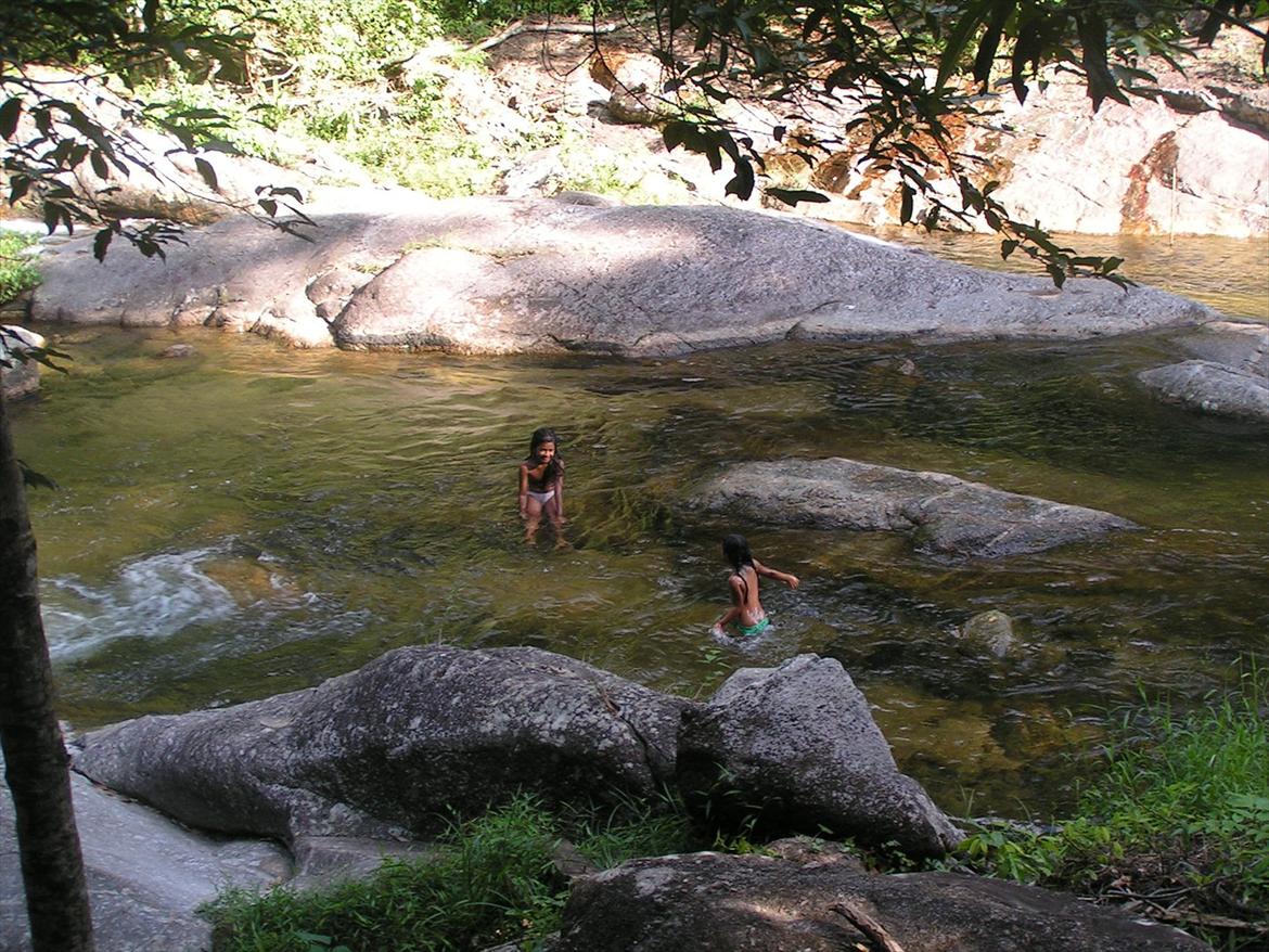 Thailand rundt på MC  - Lokale børn leger i vandet  billede 157