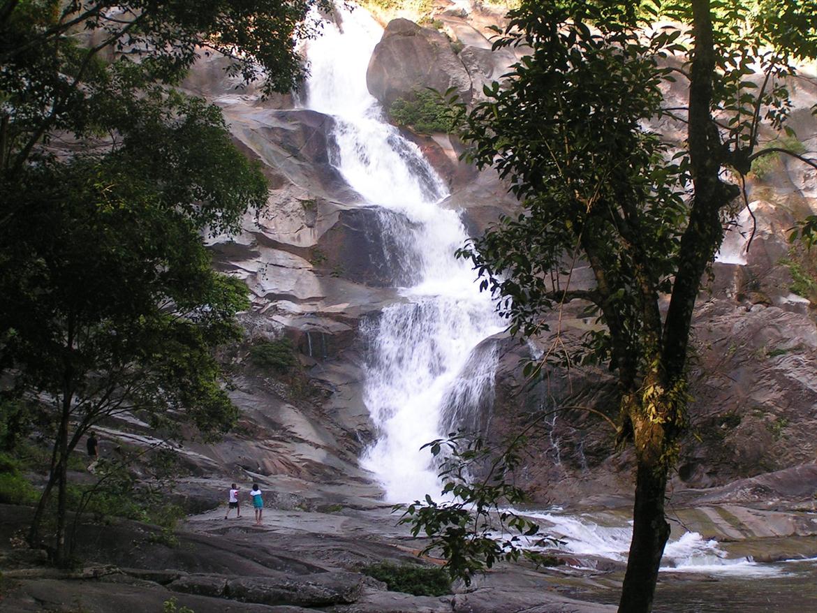 Thailand rundt på MC  - Oppe ved det sidste af 7 vandfald , det her måtte vi opgive at bestige , men for faen det var flot  billede 174