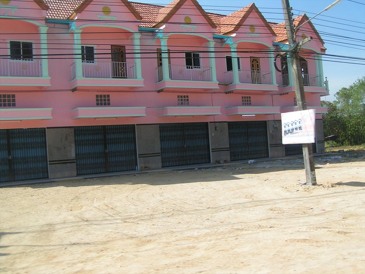 Thailand rundt på MC  - Ja den her måde bygger de på langs alle veje i afskydelige farver, de har en lille biks i bunden eller garage og bor ovenpå billede 189