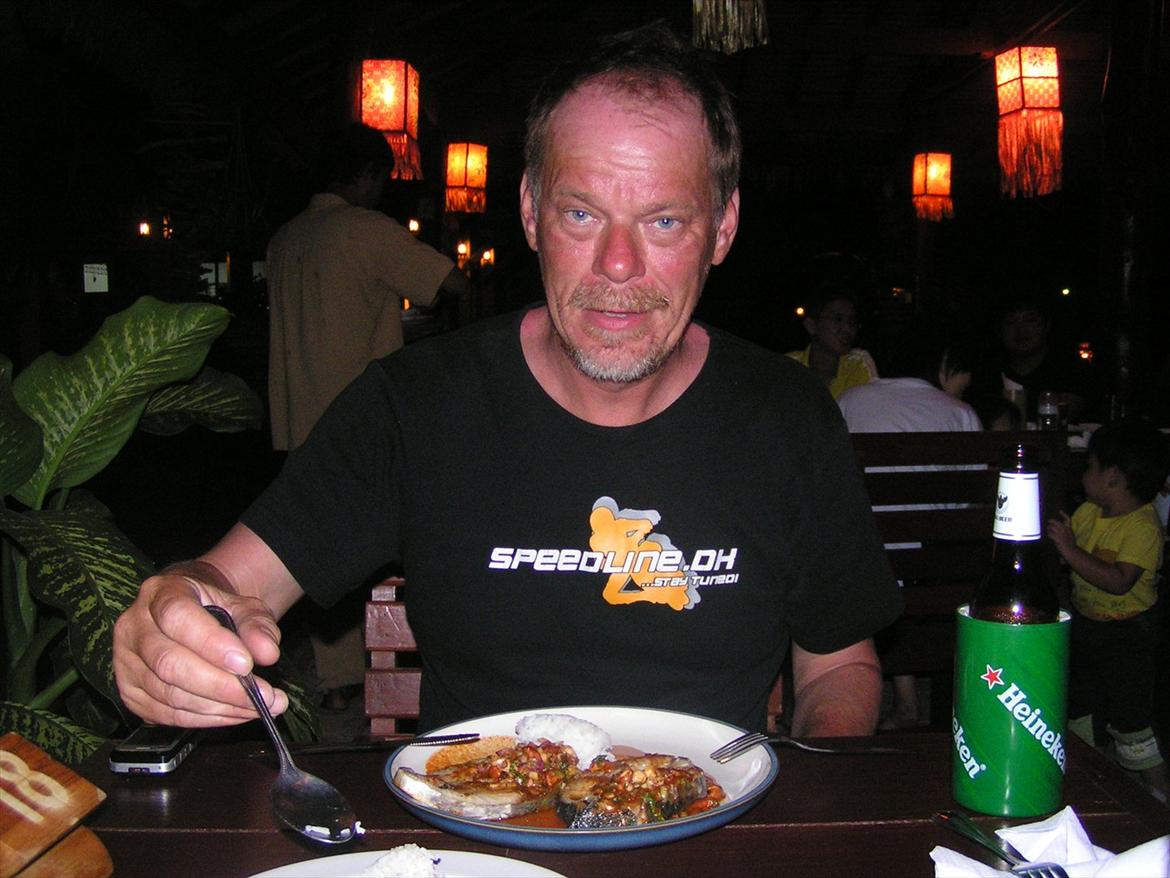 Thailand rundt på MC  - Sindsygt godt mad, 2 stk Makrel bøf kaldte de dem Nøøøj ps selfølgelig med noget hvidløg  billede 195