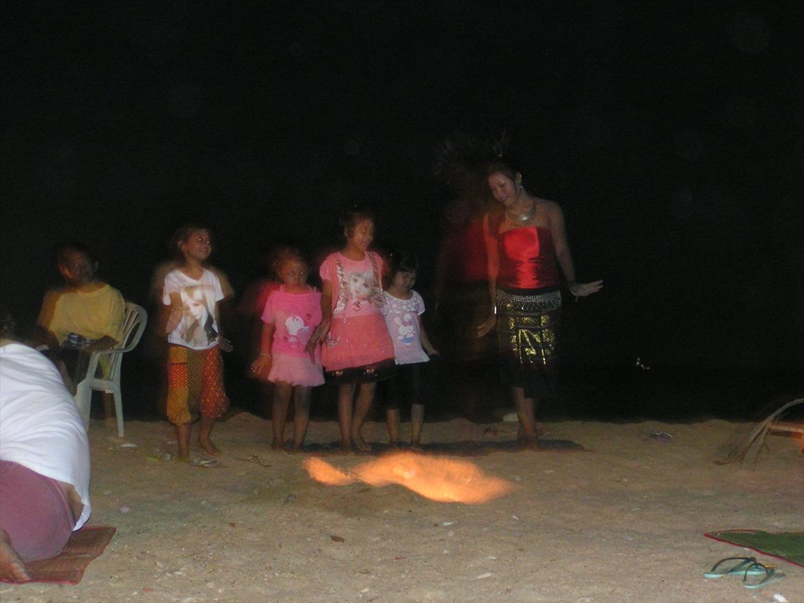 Thailand rundt på MC  - Lidt Thai dans kom forbi og de lokale unger vil være med, det var fanme sødt og flot  billede 198