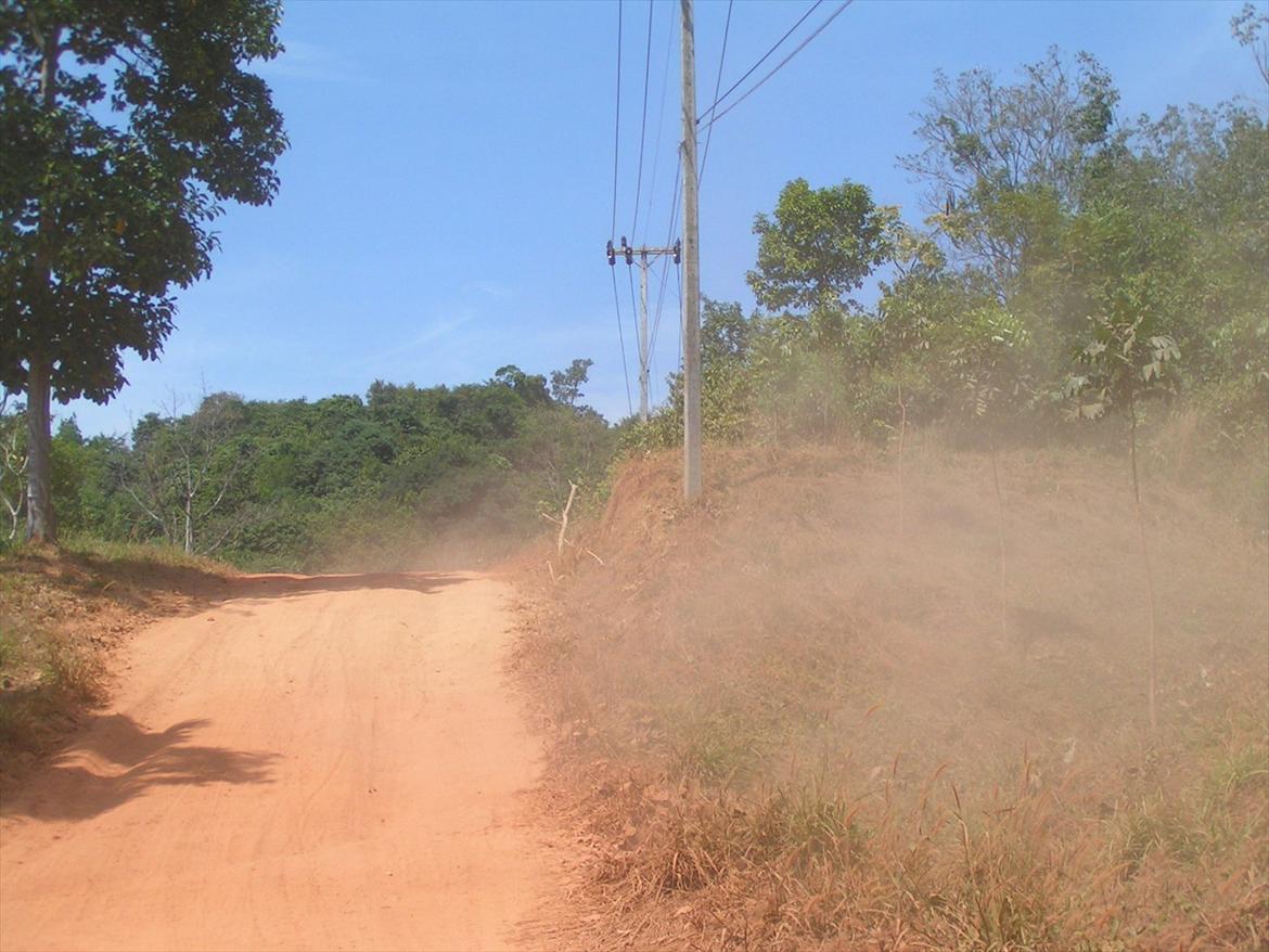 Thailand rundt på MC  - Offroad på en meget sandet vej er ikke en shadows livret, men frem kom vi, selv om vi også måtte skubbe den sank simpelhen ned i det pudder sand  billede 204
