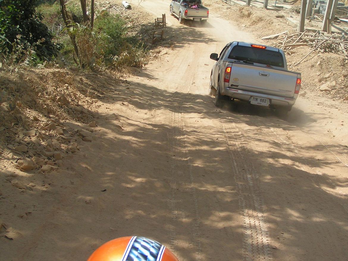 Thailand rundt på MC  - ja man kan se på de andres hjulspor hvor blød sandet er  billede 206