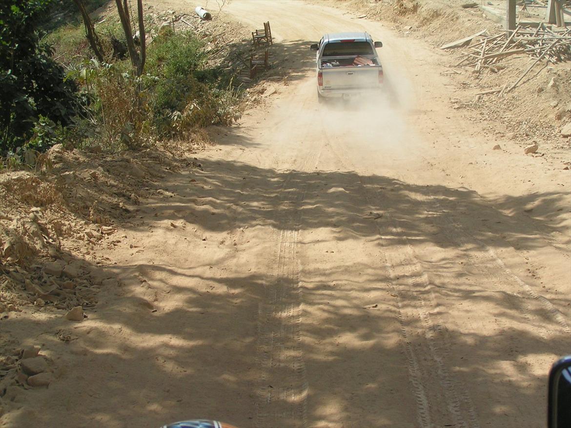 Thailand rundt på MC  - Og det går nedaf, og ikke noget med at røre bremsen  billede 207