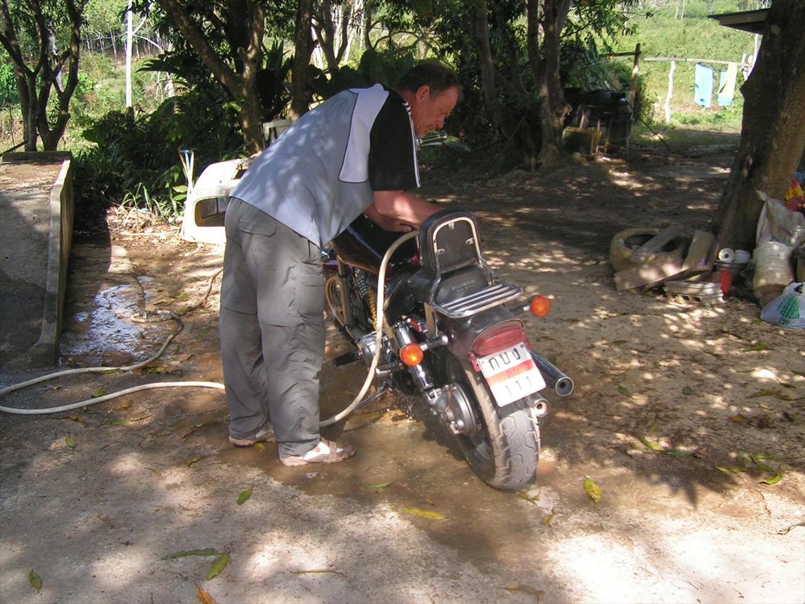 Thailand rundt på MC  - Hen til den lokale ja Kiosk , må jeg låne noget vand og en slange, haha det var en ære for dem, skide flinke  billede 212