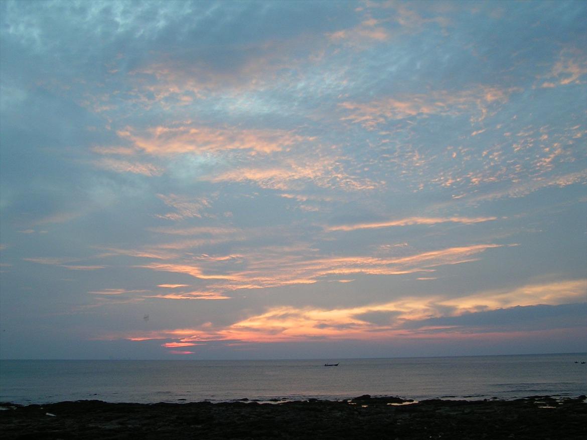 Thailand rundt på MC  - Troede sku et eller andet atomkræft værk var sprunget i luften, vild flot solnedgang i anderledes farver  billede 217