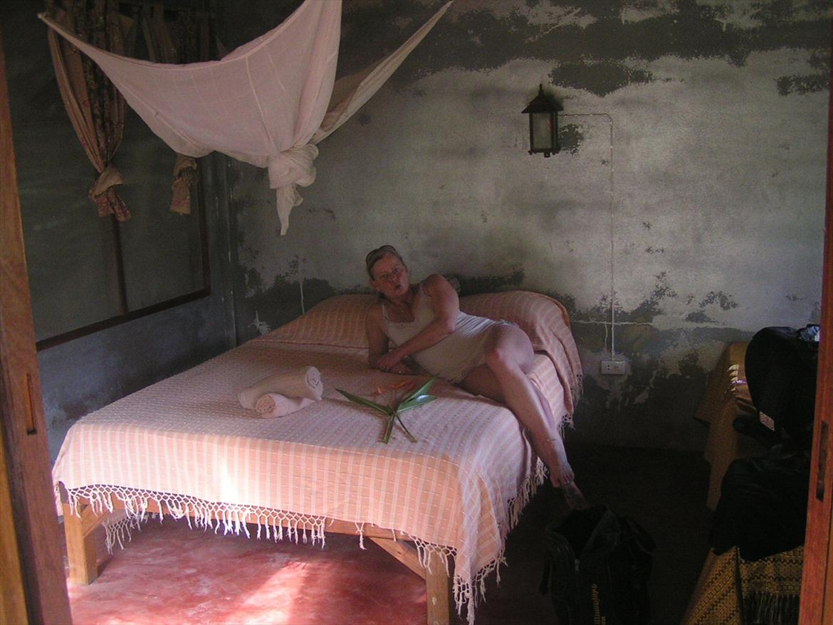 Thailand rundt på MC  - Et eller andet sted oppe i Ranong på en resturant fandt vi en lille seddel om et Resort, som så helt anderledes ud navnet var GUN´s and ROSE'S det skulle alså tjekkes ud, så 200 km skulle lige køres af helt ukende veje, det lykkes os at finde det, det viste sig at være noget sådan lidt Rudolf Steiner skole for fattige børn der tjente lidt ved at leje Bunkalows ud til gæster, man kunne godt se de ikke havde gæster hverdag, det lå ufattelig smukt og kostede intet, de vil helller have man gav lidt til børnene eller undervisnings matriale, det hele var simpel , men i orden  billede 222