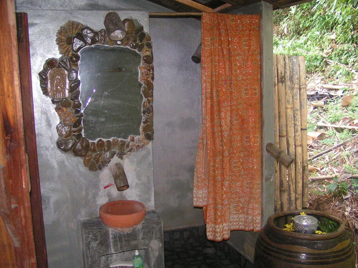 Thailand rundt på MC  - Badeværelse i det fri igen Fedt at kunne skide i det fri  billede 223