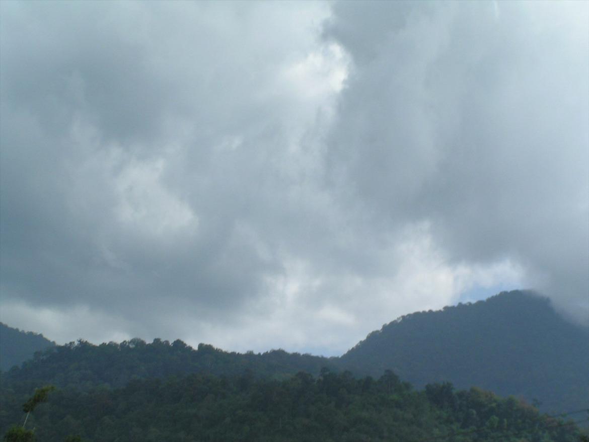 Thailand rundt på MC  - ja vi er i Thailand og det regner nogen gange, når vi møder de her uvejr drejer vi fra, og prøver på at køre fra det, mere planlægning laver vi ikke, så selv om vi en aften sidder og hygger og finder ud af imorgen kører vi syd kan det godt ende i Nord ;) og sådan skal det fanme være  billede 237