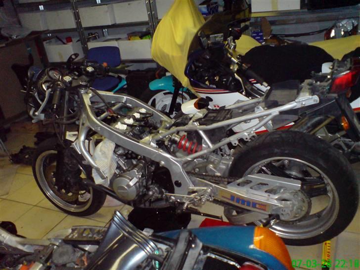 Opbygning af min F2 - Her er cyklen klar til at lave eftersyn på.
Olie, vand, tændrør, bremser, ovs... billede 2