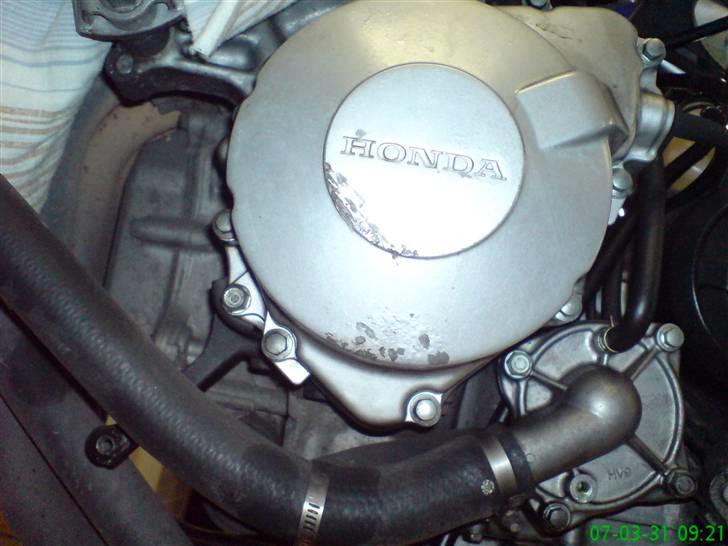 Opbygning af min F2 - De klassiske Honda ridser på generator dæksel, ser jo ikke godt ud. billede 9