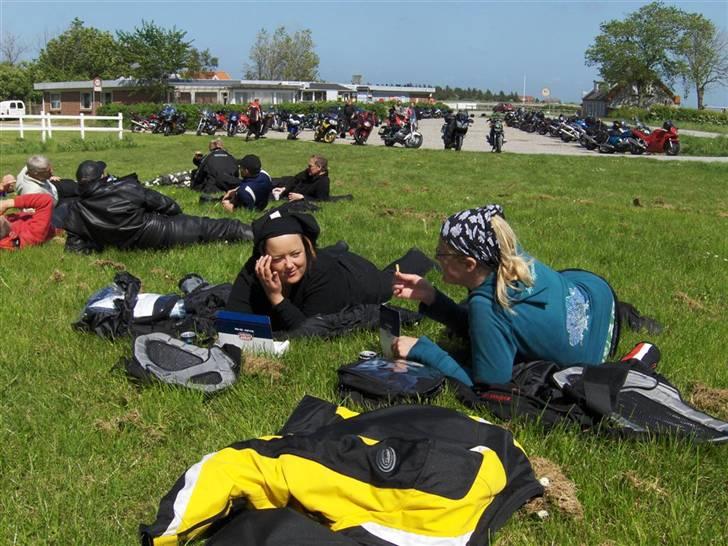 Limfjorden rundt på mc - Der slappes af.... SKØNT billede 16