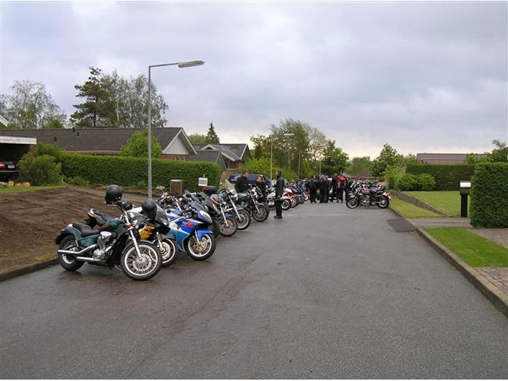 Limfjorden rundt 19 maj 2007 - Klokken 07 mødte godt 60 MC'ister op hos Claus i Klarup, som havde været ved bageren og lavet kaffe til alle. OG ikke mindst sørget for, at den sidste regndråbe den dag faldt inden der blev blæst til afgang ved 8 tiden! billede 0