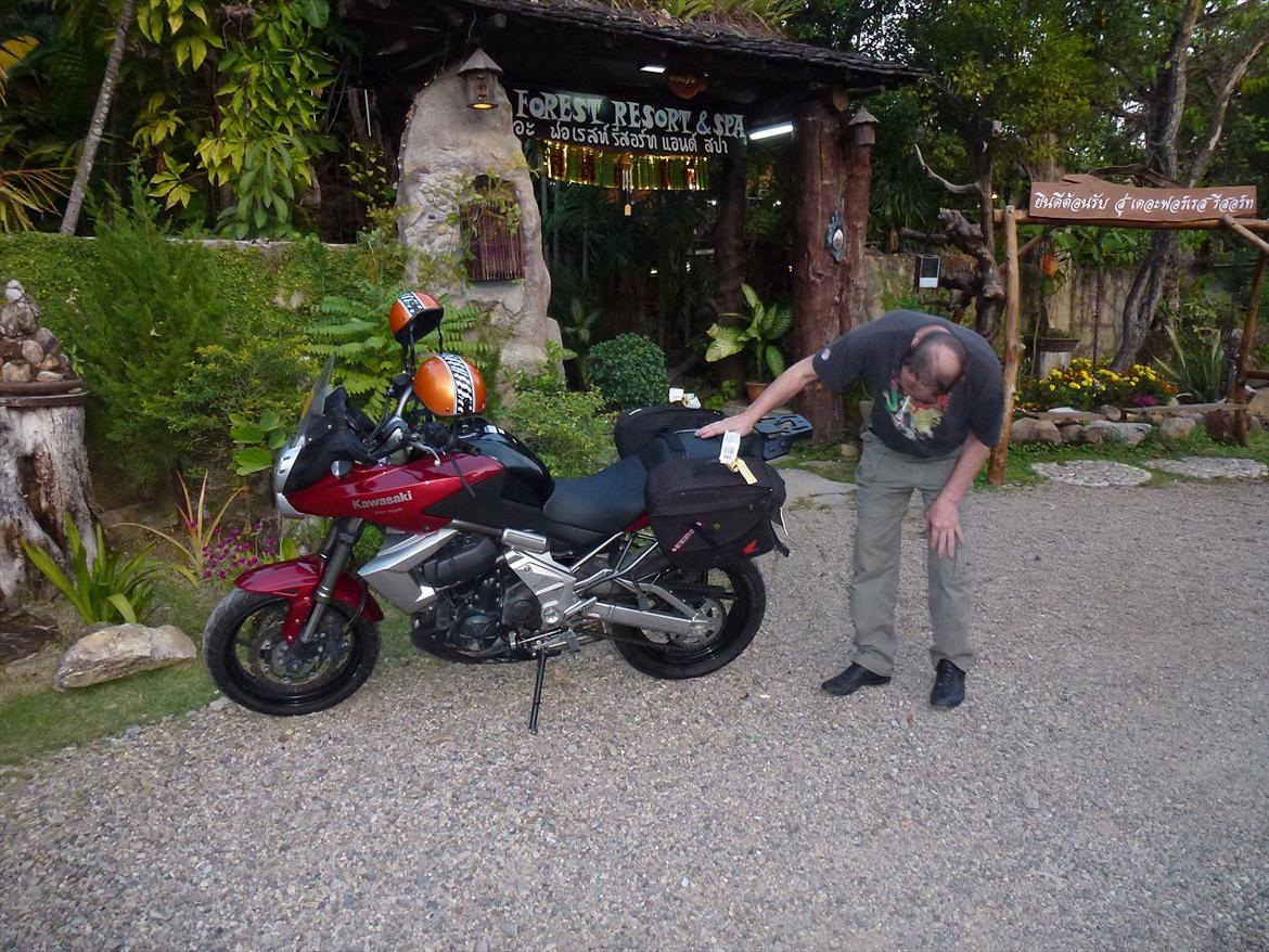 Thailand rundt på MC  - Straks hjem og se om de medbragte Honda saddeltasker kunne tilpasses, det gik fornuftigt, dog skulle der lige findes noget gaffa til at beskytte nogle kåbedele mod slid  billede 249