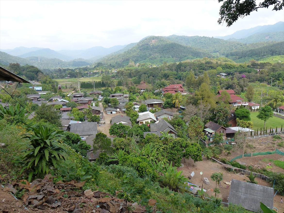 Thailand rundt på MC  - Udsigt over landsby, det første der slår os er, intet affald ligger og flyder, alt er rent og fejet, vasktøj hænger lige osv  billede 262