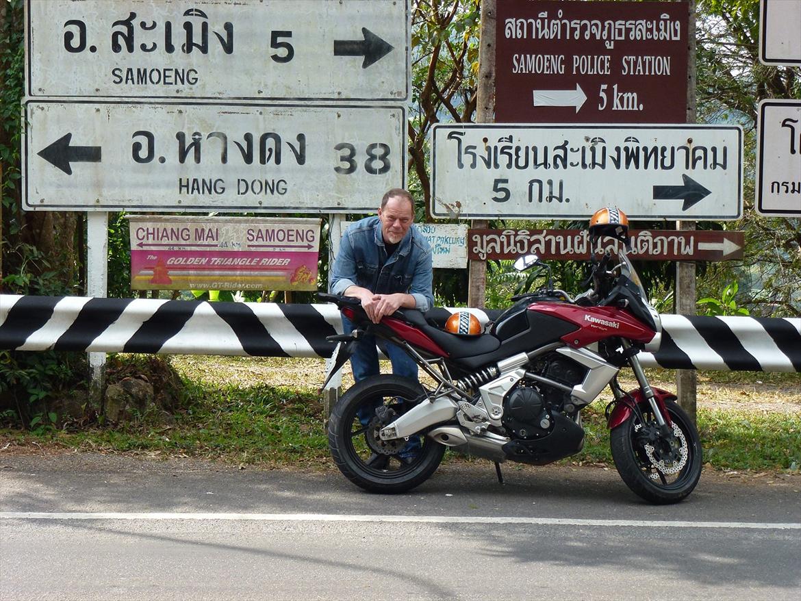 Thailand rundt på MC  - Det her sted er et Kult sted hvor man skal tage et billede, ifølge en hel masse, dvs nu er man i den gyldne trekant, i baggrunden kan man se GT Riders lille banner 
Loopet hedder Samoeng loopet og er nok Thailand mest berømte rute, skide flot tur, hvor man møder masse af MC ister fra hele verden  billede 265
