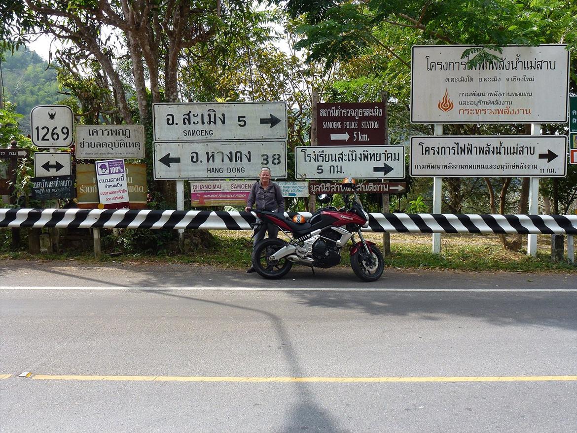 Thailand rundt på MC  - Den lokale Policemann kom da også lige over, og vil tage et billede ;) billede 267