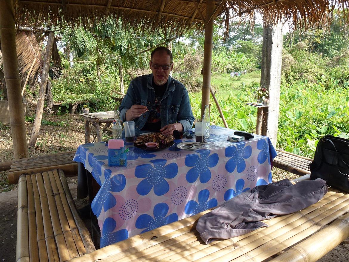 Thailand rundt på MC  - Grill BBQ kylling igen igen, de kan alså noget med deres chillie BBQ billede 272