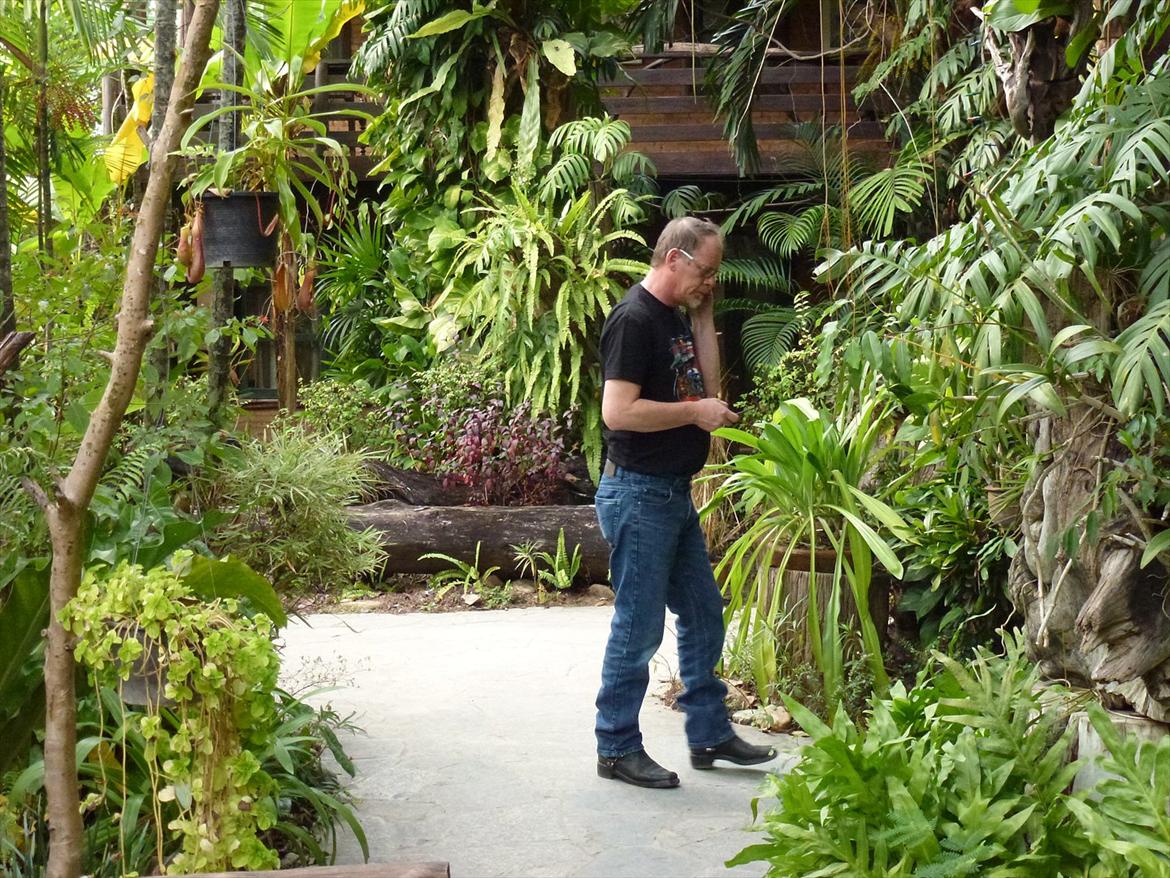 Thailand rundt på MC  - Her ser i en vred mand, der lige har fået en mystisk SMS med at TDC vil lukke min TLF fordi jeg har overført 0,5 mb data = Pris 2 x 450 kr og vi bliver ved med at trække, og TDC er gået på Juleferie, vi tager ikke TLF før om 3 dage, de var total umulige at komme igemmen til brugte 3 timer ialt før jeg måtte opgive, men at betale 900 kr for 0,5 mb data = GPRS der hentede nogle data efter en opdate af TLF før turen som havde slået den funtion til Grrrrrrrrrrrrr billede 274