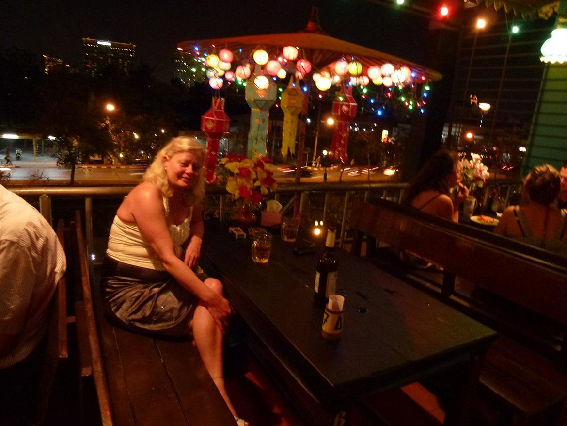 Thailand rundt på MC  - Sidder og spiser aftensmad på byens Top sted, den dyreste ret kostede 65 bath = 12 kr  billede 277