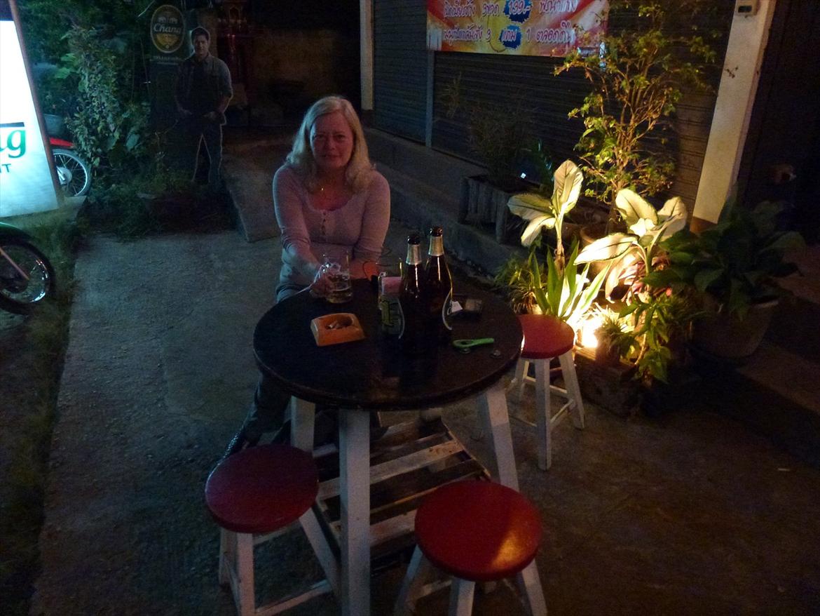 Thailand rundt på MC  - Fortovs hygge i Hot  billede 288