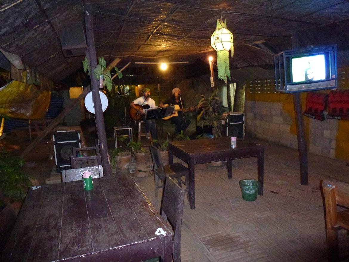 Thailand rundt på MC  - Lokal musik sted, hvor vi var ganske alene ud over musikken, og Eric clapton lyder stadig sjov på Thai  billede 289