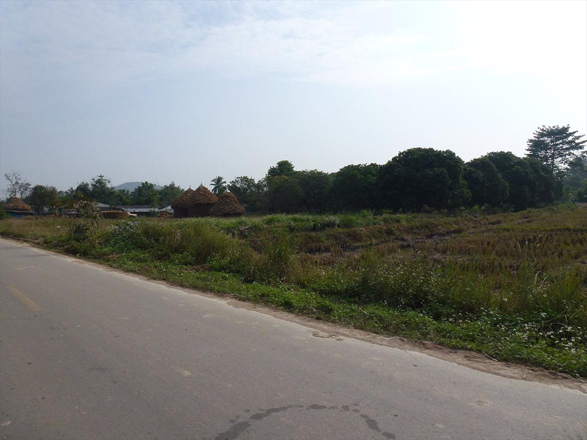 Thailand rundt på MC  - ja de her strå hytter bor de så i  billede 293