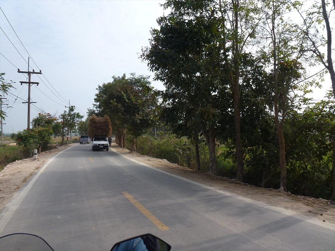 Thailand rundt på MC  - Og disse Pickups biler der lidt overlæsset trækker man alså til side for de kører i pendul fart fra a-b hele dagen og der er mange  billede 295