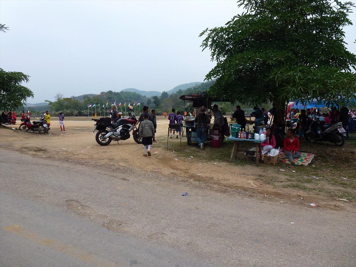 Thailand rundt på MC  - Til lokal fodboldt, vi ødelagde så kampen for dem da de lige skulle over og hilse på  ;) billede 309