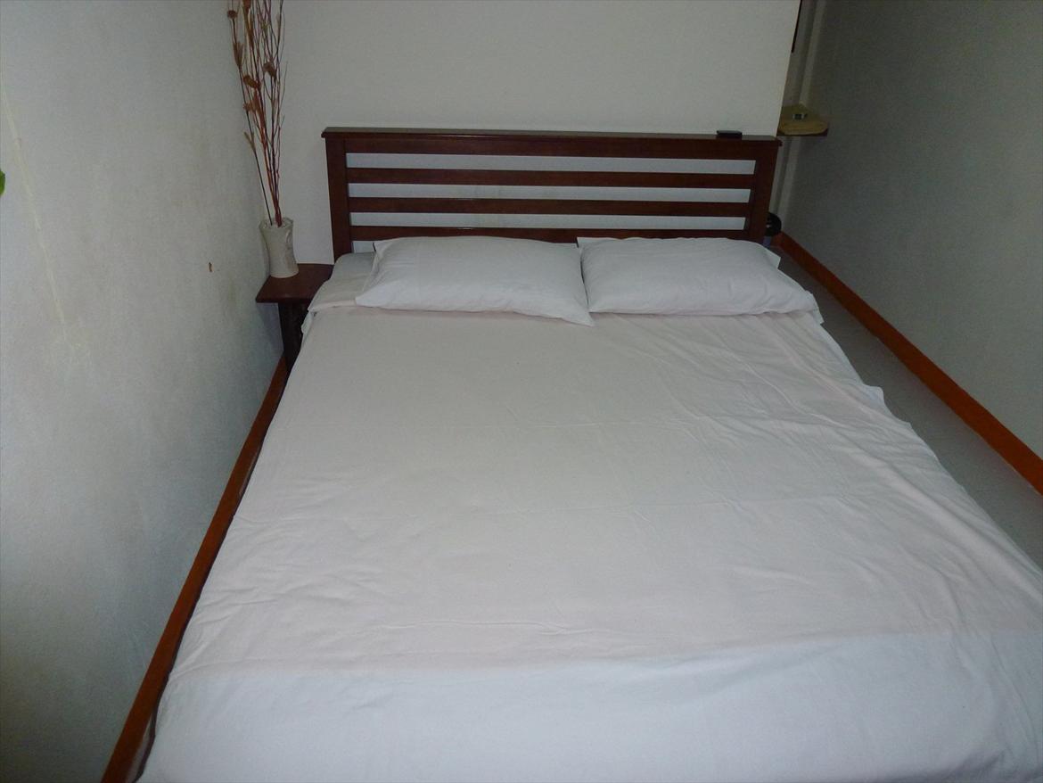 Thailand rundt på MC  - Ja vi fik et værgelse med dobbelseng og natbord, og mere var der ikke plads til, skide taveligt  billede 321