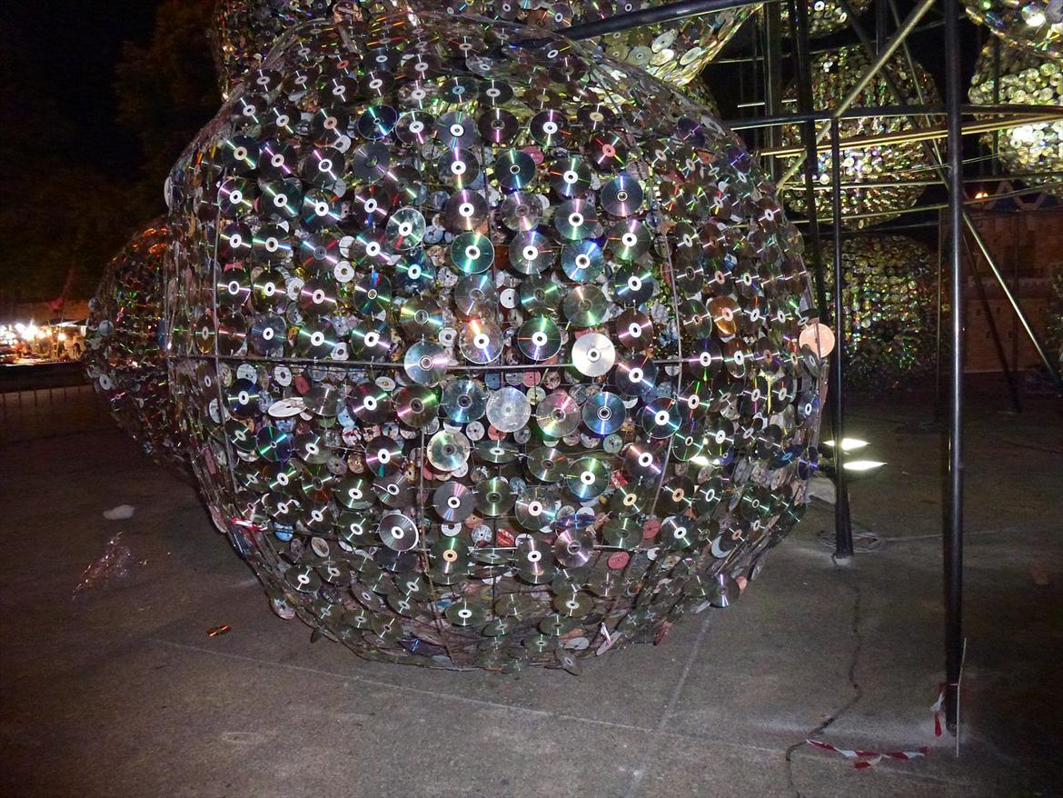 Thailand rundt på MC  - CD skulptur med lys nedefra, faktisk rimelig flot om aftene  billede 328