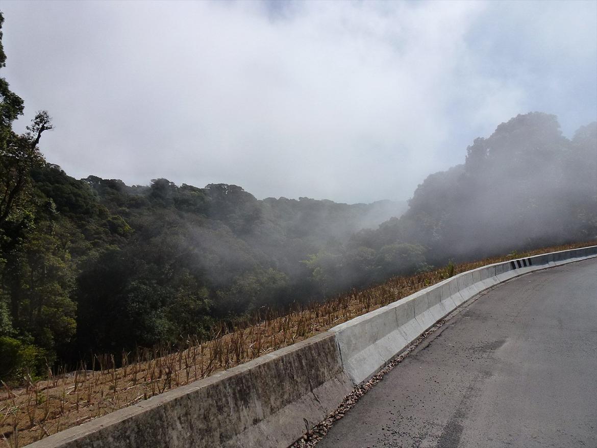 Thailand rundt på MC  - Igemmen skyer på vej nedad igen  billede 340