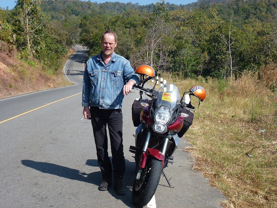 Thailand rundt på MC  - Mine arme skal lige falde lidt til ro, og bremsevæsken har været oppe og koge 1 gang for meget, mistede sku bagbremsen, ikke smart  billede 349