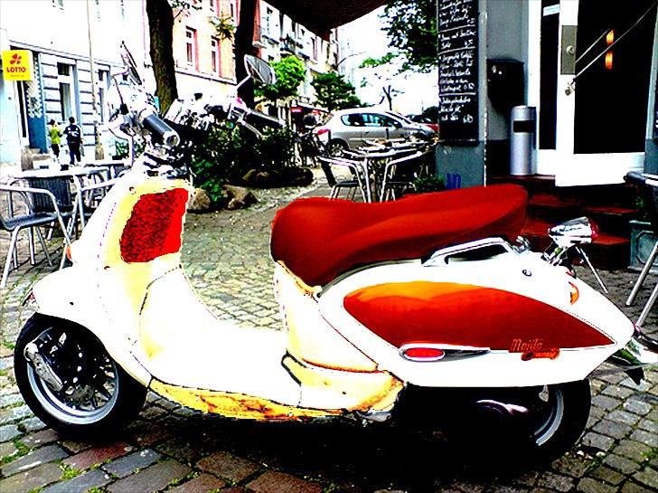 Aprilia Habana 125ccm - retrofit - Så er der kommet lidt mere billede på det resultat jeg forsøger at ramme..! Planen er måske at de cognac farvede områder skal betrækkes med samme læder som sæder er blevet :)

Inderskjolde bliver spartlet og lakeret som ydre skjolde, og så bliver der monteret en slags gitter i rustfri til fødderne.. billede 52