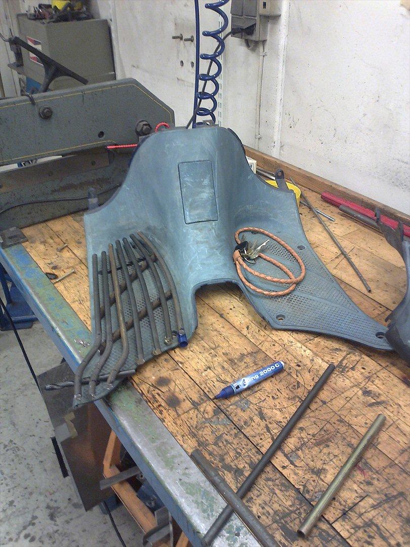 Aprilia Habana 125ccm - retrofit - Lidt custom fodpanel, lige nu jern, som skal svejses sammen. Derefter sendes det til chromering, sammen med bagagebæret! billede 53