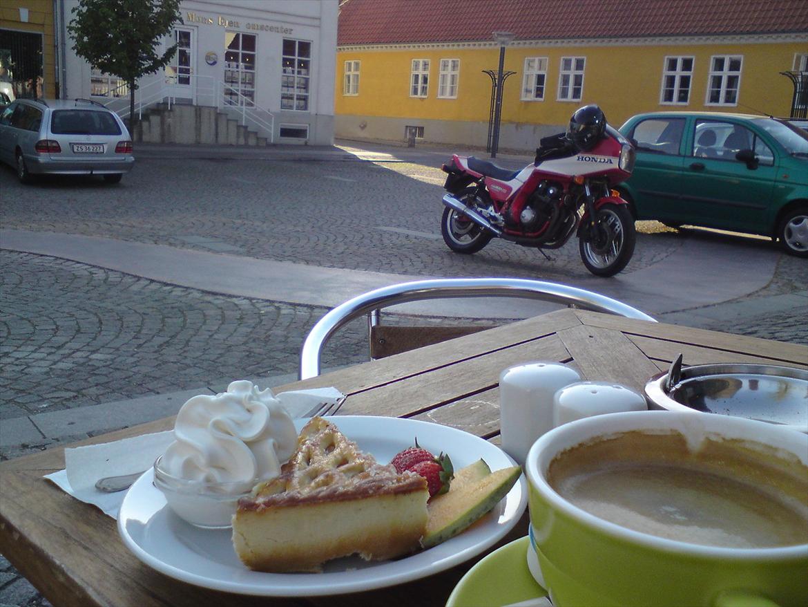 Diverse hygge ture - Kørertur fra Kettinge til Stege, spise en kage og drikke en kop kaffe..
Kun for at sende dette billede til en ven jeg vidste var på job !! Smiler.. billede 1