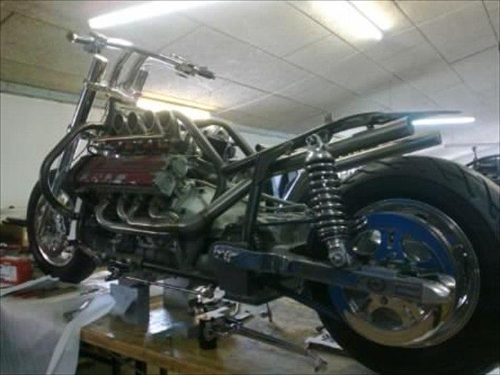 Boss Hoss vs Ferrari v8  billede 1