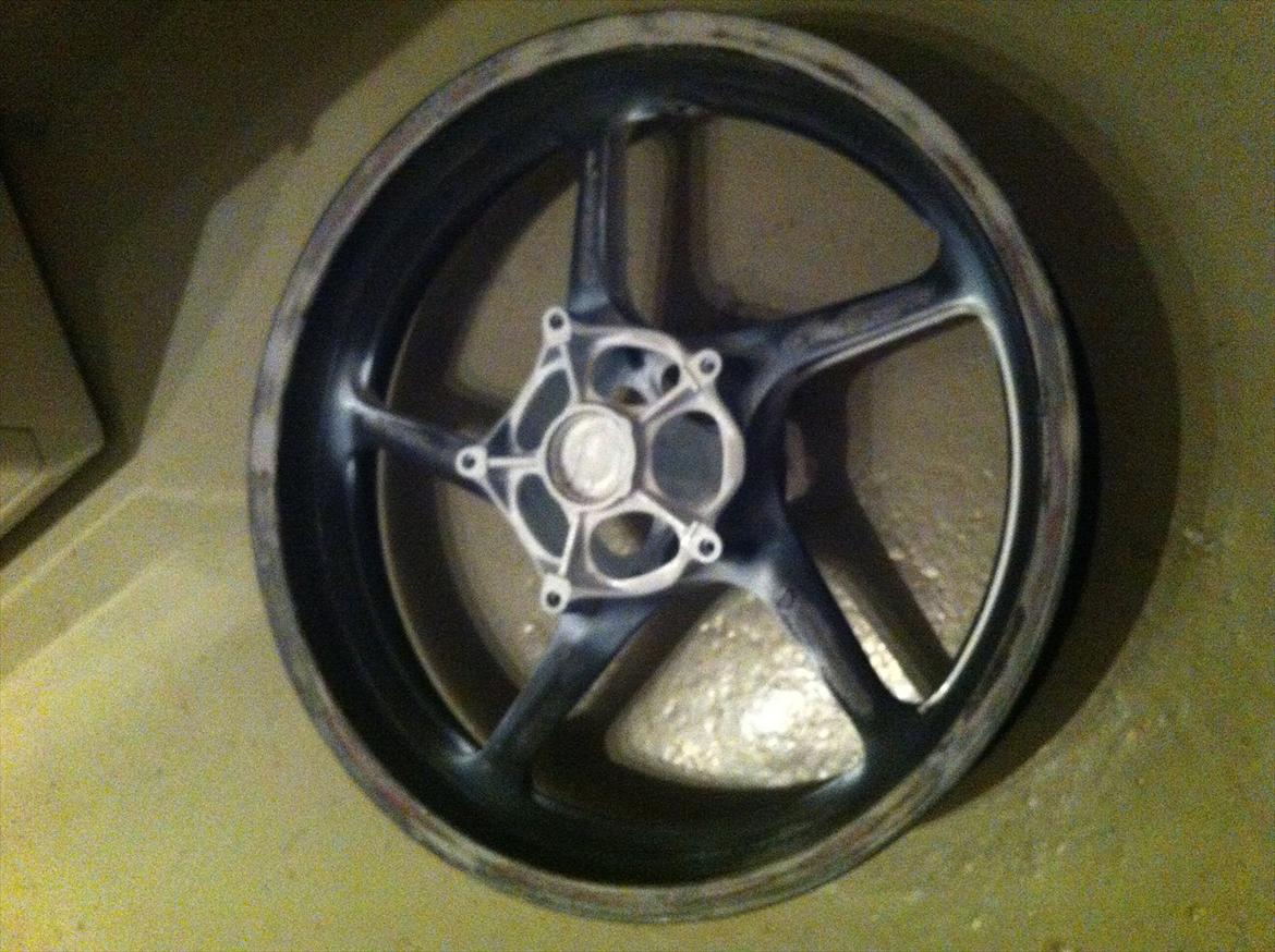 Baneracer vinter projekt - Raceren får HELT NYE FARVER i 2012!
Føj den bliver sprød!
Dette er starten på projektet "Mal fælge" billede 24